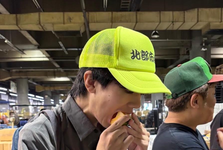市場で珍しい野菜を試食する様子