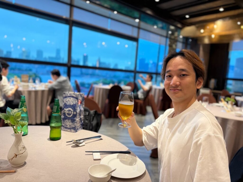 上海のレストランで乾杯